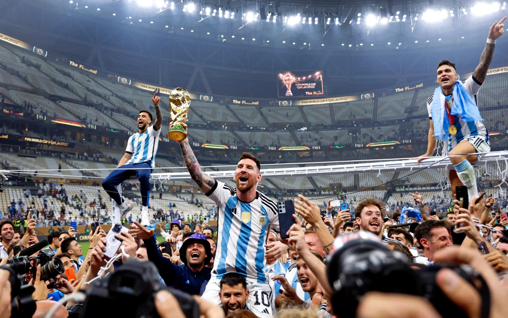 Vào ngày 18/12, tiền đạo Lionel Messi (số 10) của Argentina ăn mừng cùng người hâm mộ sau chiến thắng trong trận chung kết World Cup 2022 trước Pháp tại Sân vận động Lusail ở Qatar. (Ảnh: USA Today)