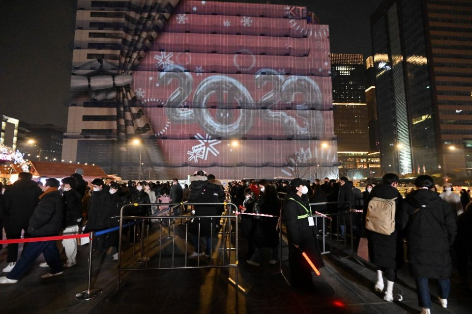 Mọi người tận hưởng ngày cuối cùng của năm vào đêm giao thừa tại quảng trường Gwanghwamun ở trung tâm Seoul. (Ảnh: AFP)