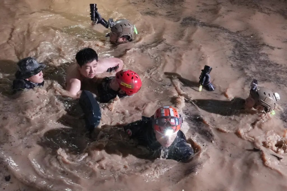 Tại Seoul, Hàn Quốc vào tháng 9, một người sống sót đã được kéo ra khỏi một bãi đậu xe ngầm ngập nước. (Ảnh: New York Times)
