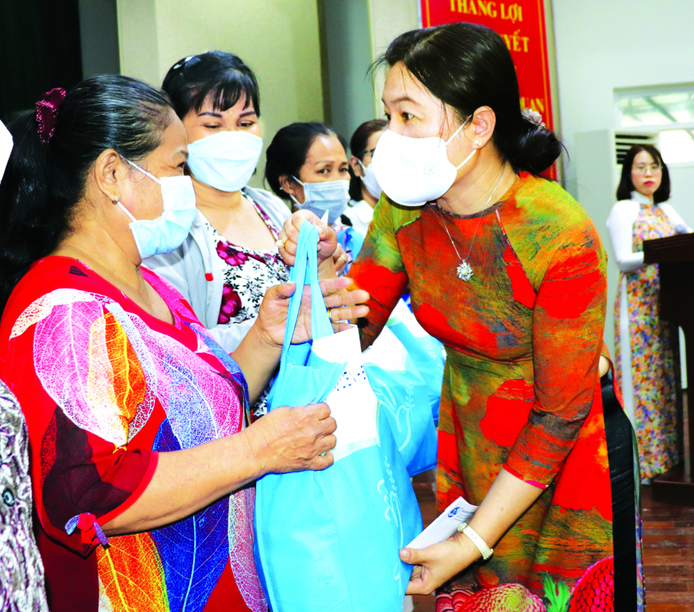 Chủ tịch Hội LHPN TPHCM  Nguyễn Trần Phượng Trân tặng quà cho phụ nữ có hoàn cảnh khó khăn ẢNH: THÁI PHƯƠNG