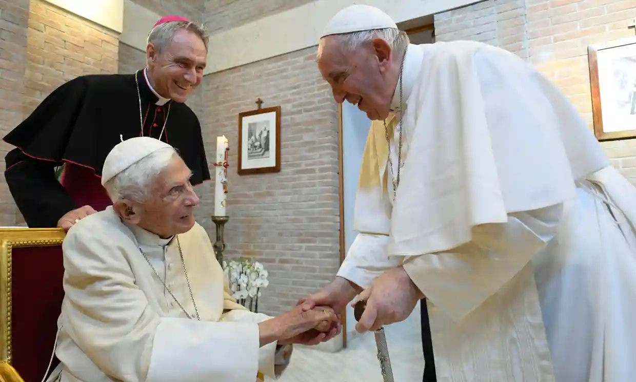 Giáo hoàng Francis (phải) bắt tay với Giáo hoàng danh dự Benedict XVI tại Vatican vào tháng 8./2022