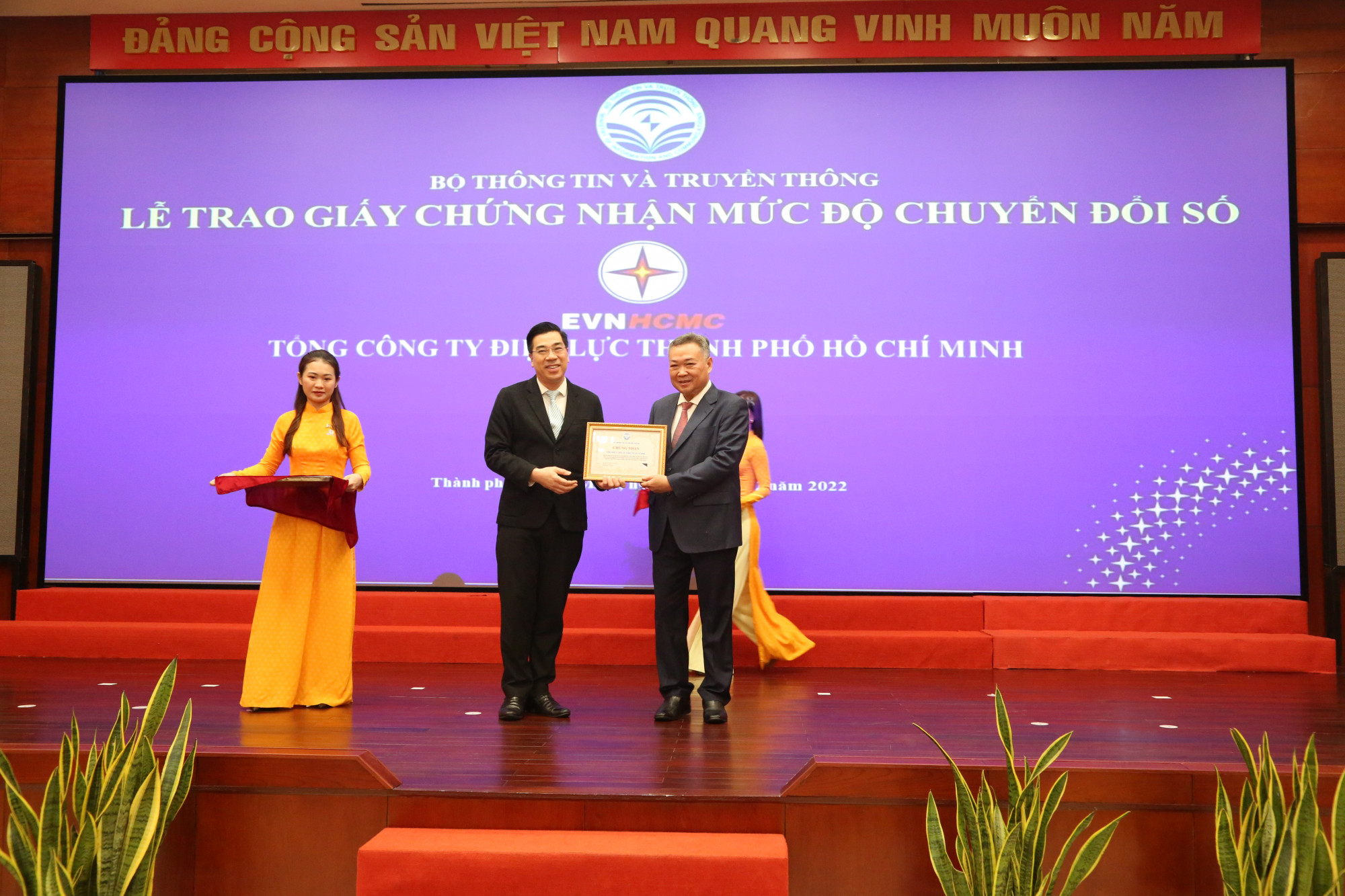 Ông Phạm Quốc Bảo (bên phải) - Chủ tịch Hội đồng Thành viên Tổng công ty Điện lực TPHCM nhận giấy chứng nhận mức độ chuyển đổi số từ Bộ Thông tin - Truyền thông - Ảnh: EVNHCMC