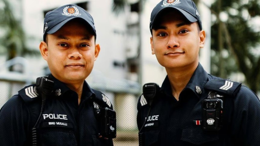 Cảnh sát Singapore Ibnu Musalli (trái) và Miqdad Fisall đã giải cứu một người phụ nữ bị mắc kẹt trong nhà vệ sinh suốt 4 ngày. Ảnh: Instagram/Lực lượng cảnh sát Singapore