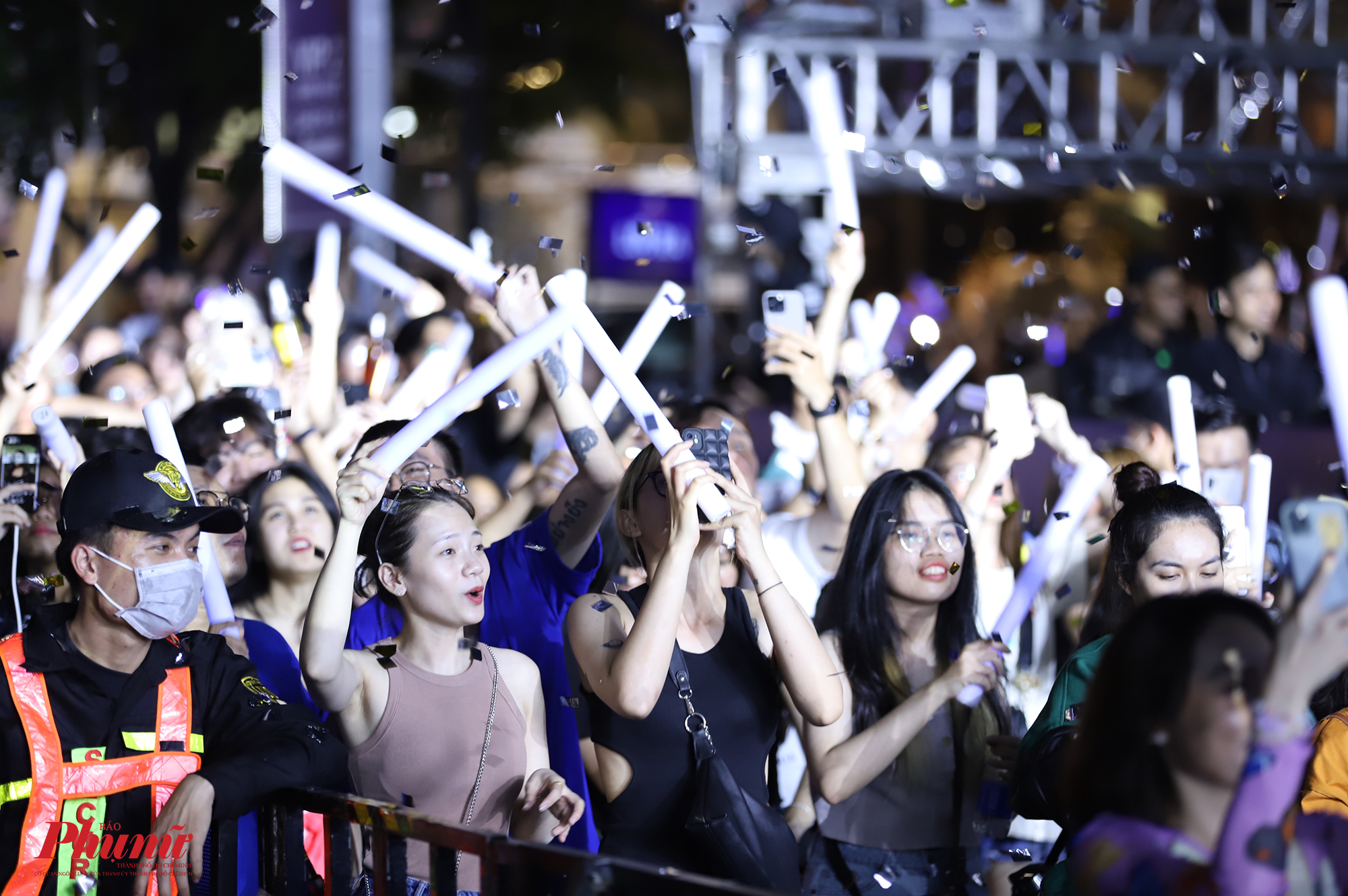 Nhiều khán giả nhún nhảy, hò hét theo từng phần trình diễn của CL. Nhiều người hô tên của nữ ca sĩ rất to dưới sân khấu. Sự tham gia của nữ ca sĩ là một trong những lý do khiến đêm diễn này thu hút hàng chục ngàn khán gỉa.