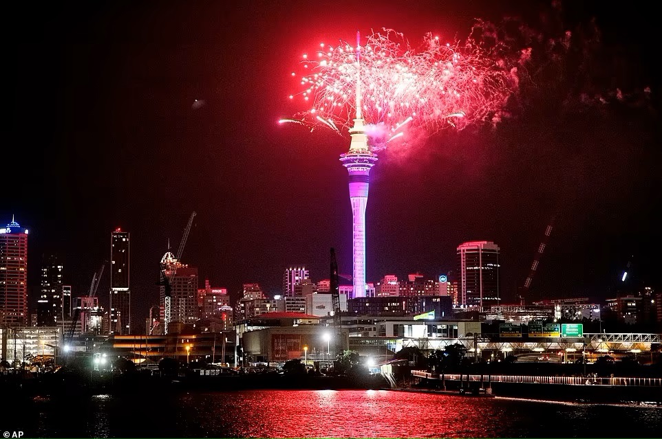 Pháo hoa rực sáng phía trên Sky Tower ở trung tâm Auckland