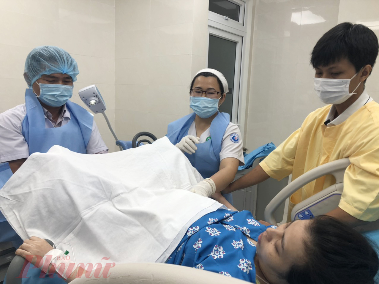 23g00, ngày 31/12/2022, thai phụ đang cố gắng sinh con bằng sự hỗ trợ của ê-kíp bác sĩ Bệnh viện Từ Dũ TPHCM.