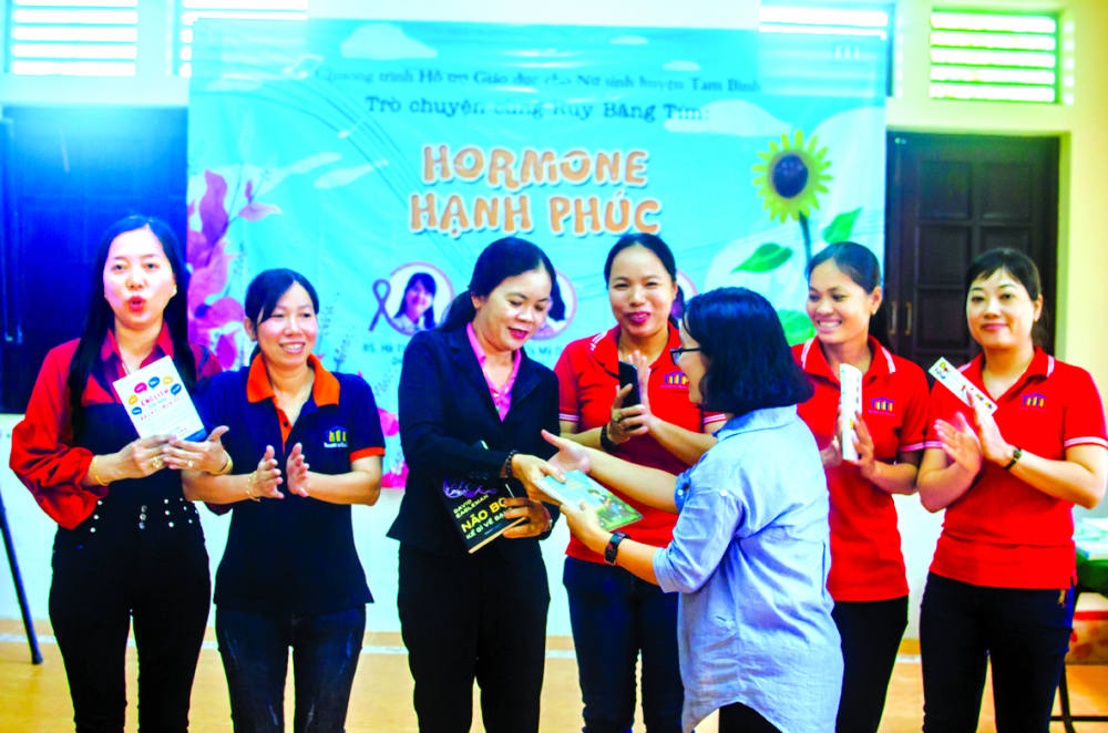 Chương trình Hormone hạnh phúc thiết kế  dành riêng cho giáo viên dự án Hỗ trợ nữ sinh  của Room to Read tại Tam Bình, Vĩnh Long