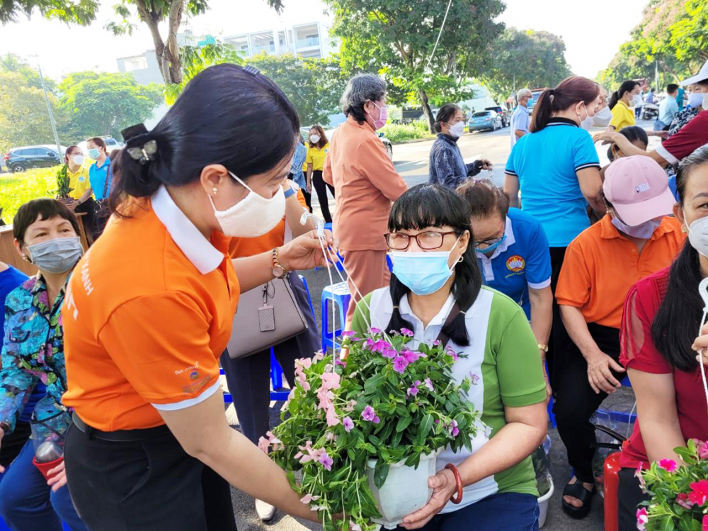  Bà Nguyễn Trần Phượng Trân - Chủ tịch Hội LHPN TPHCM  - tặng cây xanh cho hội viên phụ nữ 
