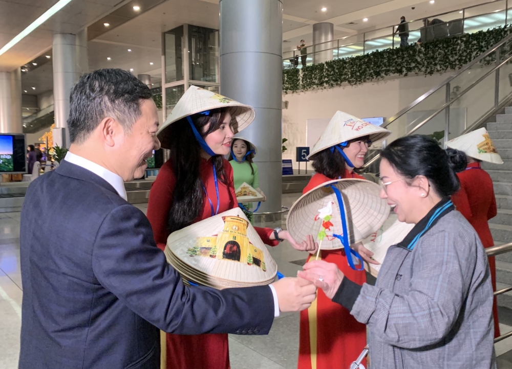Ông Dương Anh Đức - Phó Chủ tịch UBND TPHCM chào đòn những vị khách đầu tiên đến TPHCM. - Ảnh: Quốc Thái