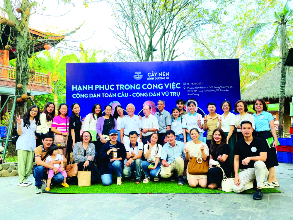 Giáo sư Phan Văn Trường và các thành viên cộng đồng Cấy nền trong buổi Cấy nền Bình Dương - ảnh: nhân vật cung cấp