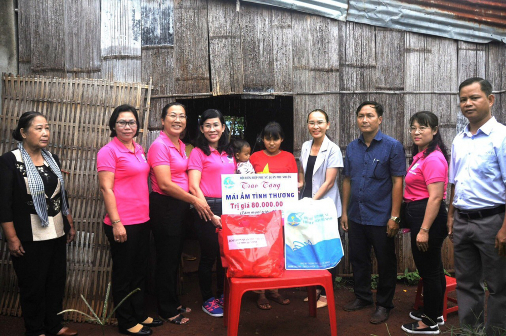 Hội LHPN quận Phú Nhuận trao tặng kinh phí xây dựng mái ấm tình thương  cho gia đình hộ hội viên phụ nữ nghèo ở huyện Bù Gia Mập, tỉnh Bình Phước, hưởng ứng chương trình “Đồng hành cùng phụ nữ biên cương” do hội phát động
