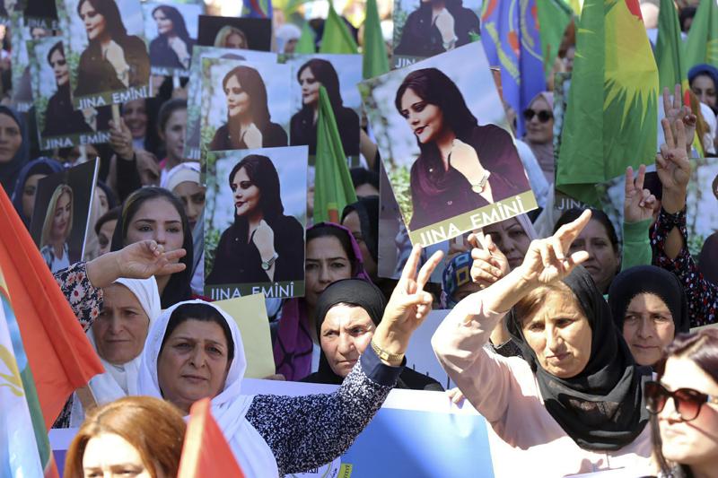 Nhiều cuộc biểu tình quy mô lớn do phụ nữ dẫn dắt xảy ra trên khắp Iran trong năm 2022 - Ảnh: Hawar News Agency/ AP