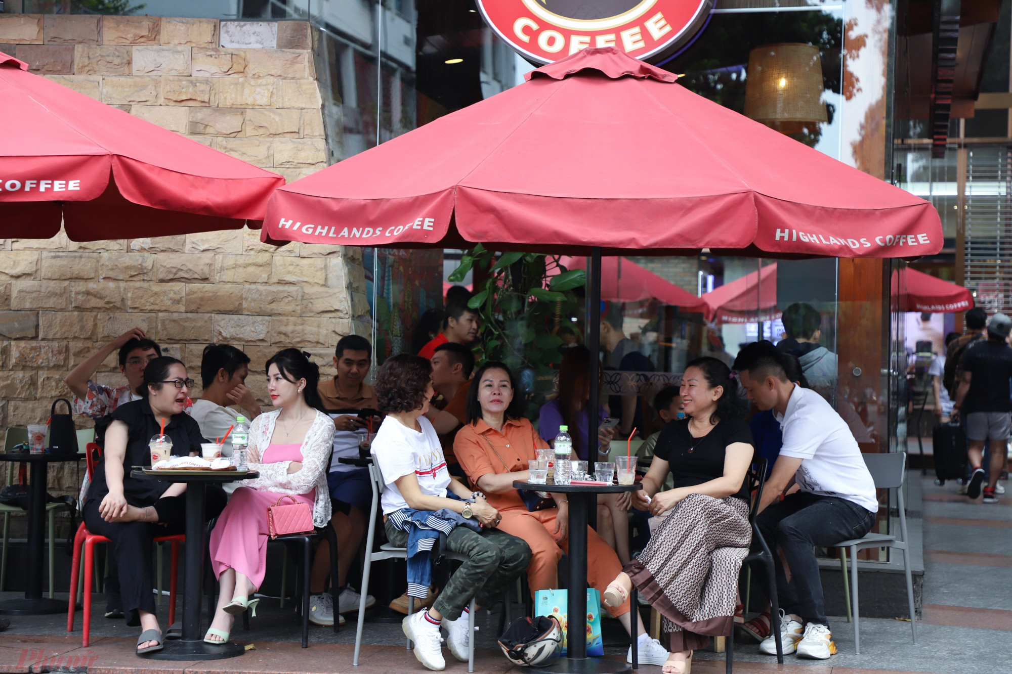 Ngay từ buổi sáng, các quán cà phê ở trung tâm thành phố luôn đông đúc khách ra vào.