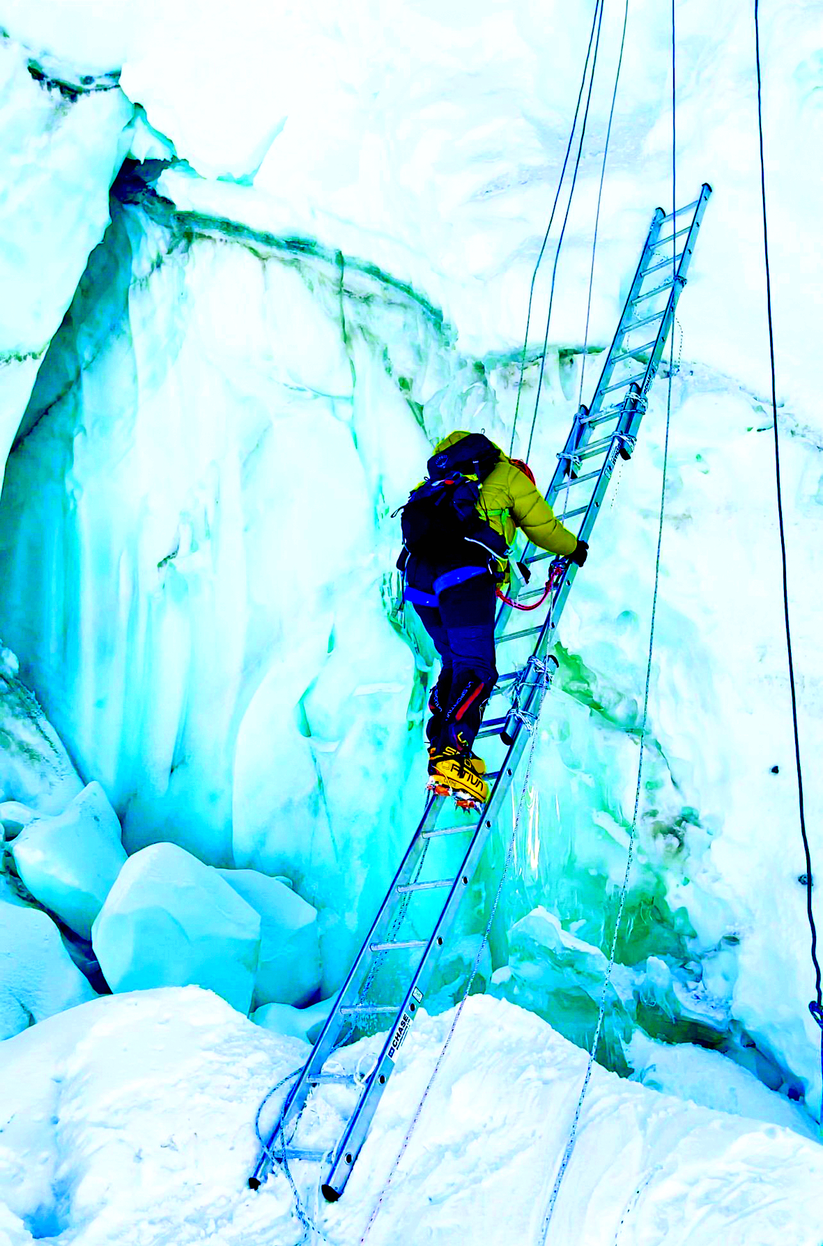 Vượt thác băng Khumbu, nơi khó khăn và nguy hiểm trong quá trình leo Everest