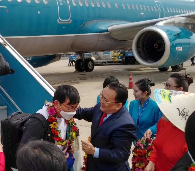 Ông Lê Hữu Hoàng tặng hoa cho những vị khách quốc tế đầu tiên đến Khánh Hòa trong năm 2023