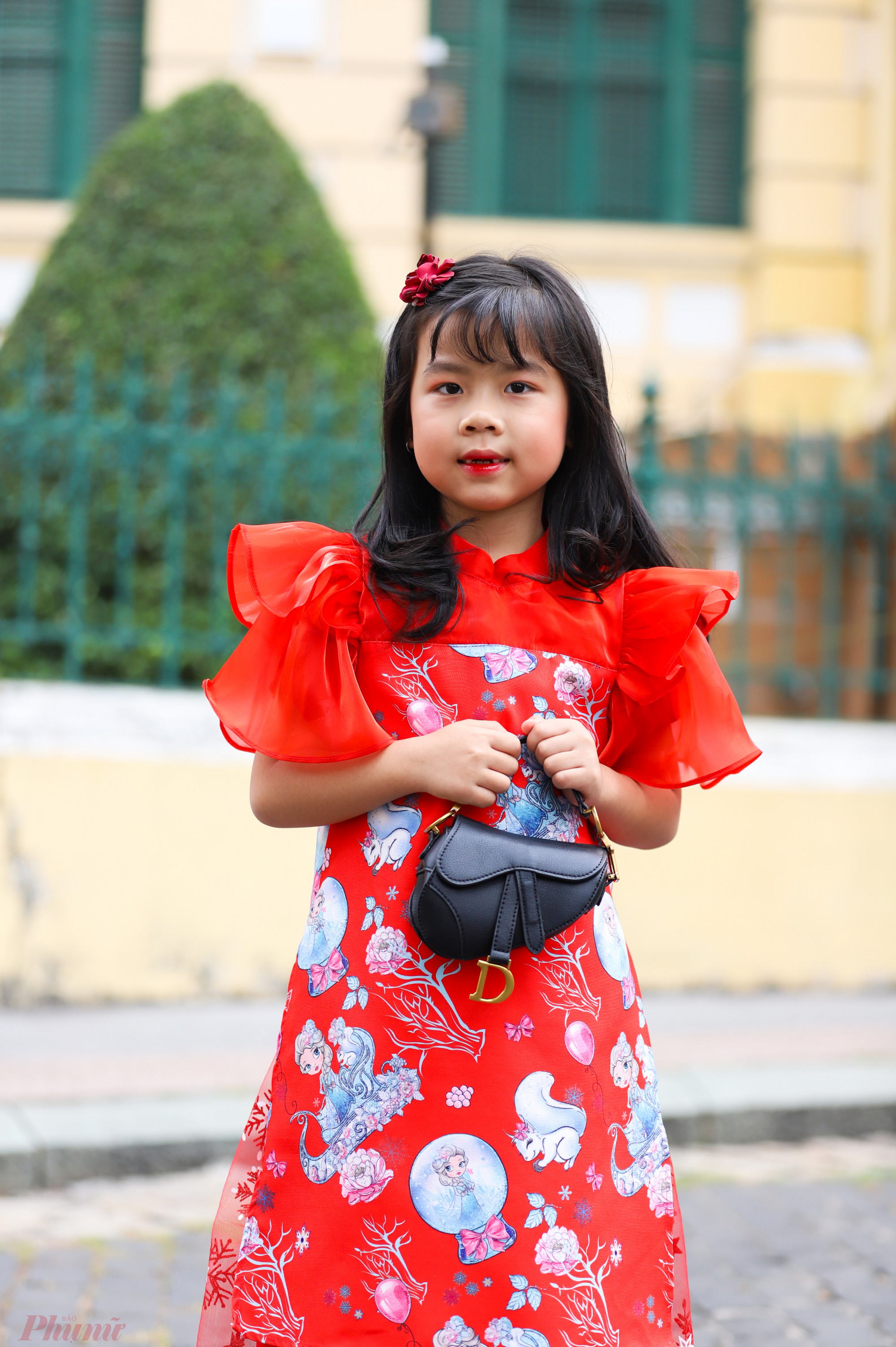 Bé Mai, 6 tuổi nhà ở quận Bình Tân đi cùng mẹ lên Bưu điện thành phố để vui chơi.