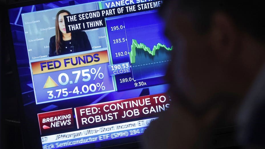 Màn hình hiển thị thông báo lãi suất của Cục Dữ trữ liên bang Hoa Kỳ (FED) tại Sở giao dịch chứng khoán New York (NYSE), ngày 2/11/2022. Ảnh: CNBC