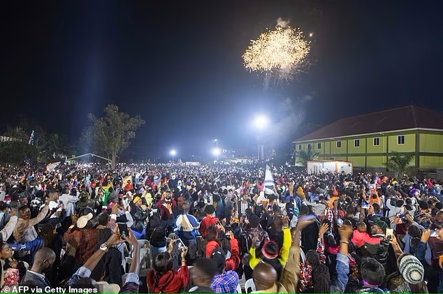 Người dân tụ tập xem pháo hoa năm mới tại Nhà thờ Trung tâm Miracle ở Kampala