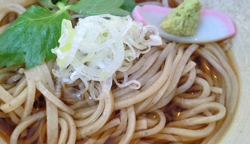 Ăn nhẹ với mì soba: Mì là món ăn chủ yếu trong ẩm thực Nhật Bản, vì vậy nó cũng là điểm nhấn trong mâm cơm của nhiều gia đình trên khắp đất nước vào ngày đầu năm mới.  Theo giải thích của trang web thepioneerwoman.com , người Nhật “ăn mì soba làm từ kiều mạch, biểu tượng cho sự trường thọ và thịnh vượng”.  Trang web livejapan.com cho biết phong tục này có từ khoảng 800 năm trước, vào thời Kamakura, “và người ta nói rằng tất cả bắt đầu từ một ngôi chùa Phật giáo phát mì soba cho người nghèo vào dịp Năm mới”.  “Vào thời Edo, những món mì Năm Mới này, hay còn gọi là 'toshikoshi soba', cuối cùng đã trở thành một phong tục cố định được người dân trên khắp Nhật Bản thực hiện—thậm chí cho đến tận ngày nay.”