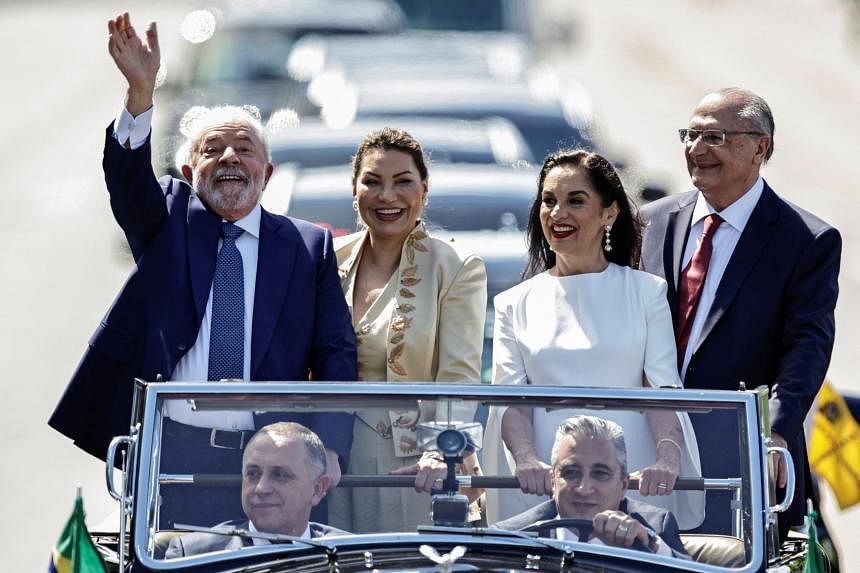 RTổng thống đắc cử của Brazil Luiz Inacio Lula da Silva vẫy tay chào những người ủng hộ trong ngày ông tuyên thệ nhậm chức