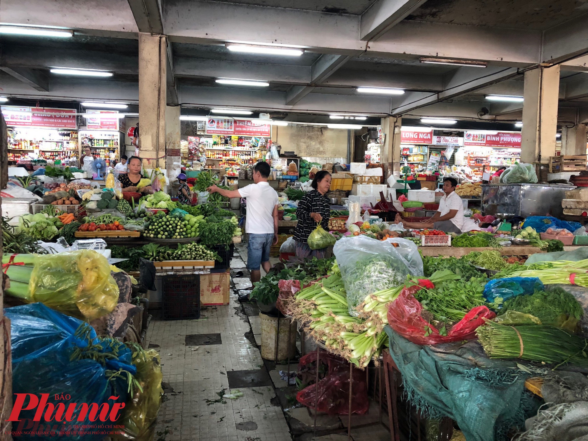 Chị Thuỷ tiểu thương kinh doanh mặt hàng rau củ quả tại chợ An Đông cho biết, chưa có kỳ nghỉ Tết dương lịch nào mà giá thực phẩm lại rẻ, chất lượng tốt như hiện nay. Song khách tới chợ mua thực phẩm rất ít.   