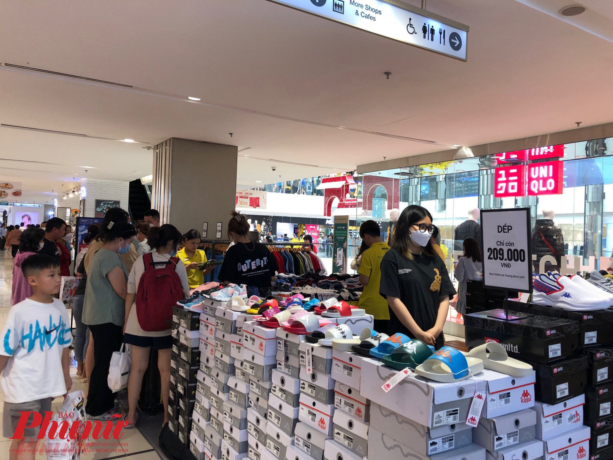 Trong khi đó tại các trung tâm thương mại như Saigon Center (quận 1, TPHCM) thì lượng khách đến tham quan mua sắm khá đông. 