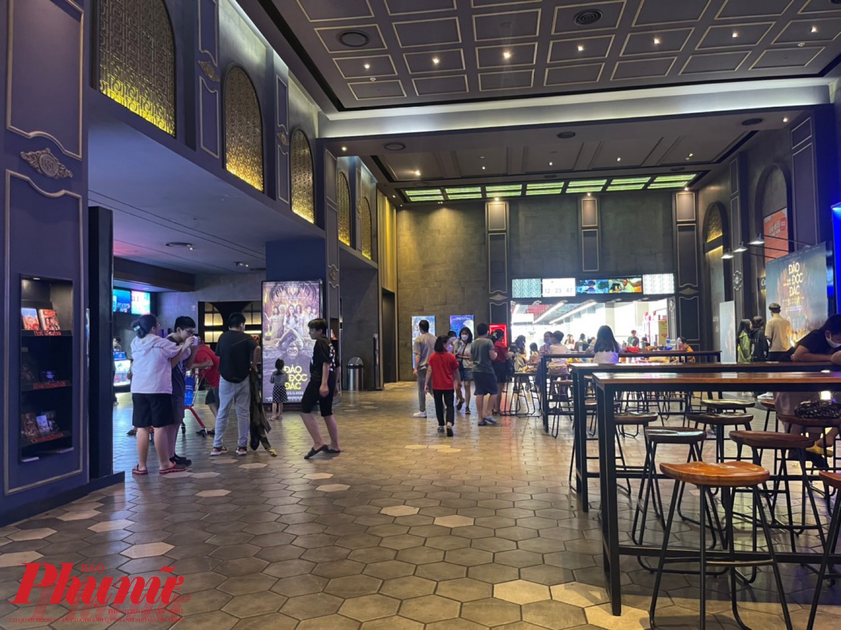 Rạp phim Lotte Cinema (quận Gò Vấp) vắng khách hơn dịp cuối tuần thông thường, một phần do các suất phim được chiếu dày đặc hơn, cách nhau 1 giờ có suất chiếu nên khách rãi đều các xuất.
