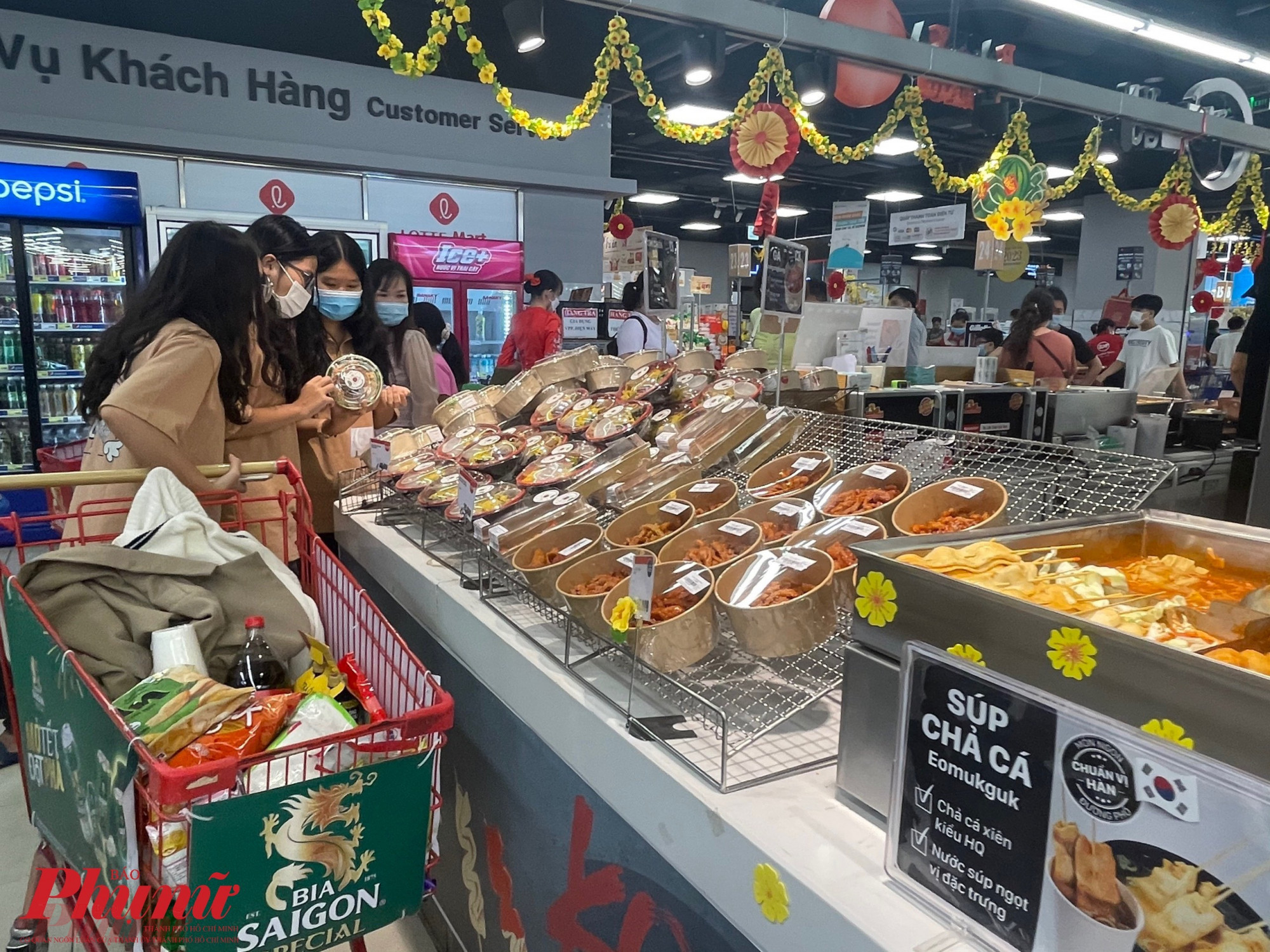  Tại LOTTEMart Nguyễn Văn Lượng, quận Gò Vấp, nhiều người tiêu dùng tranh thủ dịp nghỉ Lễ đến siêu thị mua sắm thực phẩm, quần áo, hàng tiêu dùng...