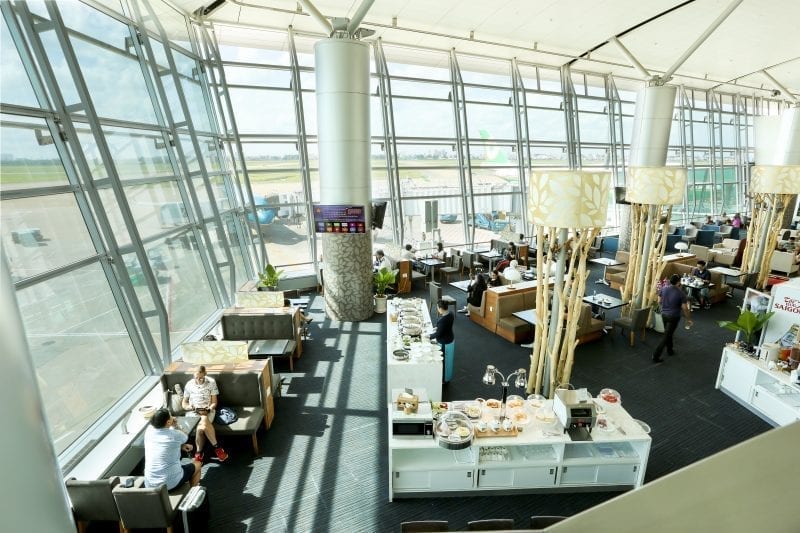 Nhà hàng hoặc phòng chờ sân bay thường phục vụ nhiều món ăn ngon cho hành khách - Ảnh: SASCO Business Lounge