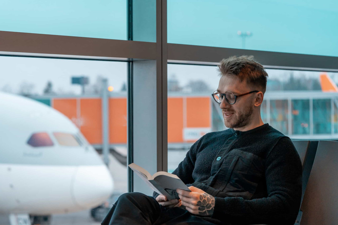 Bạn có thể tranh thủ đọc một chương sách khi đang chờ đơi ở sân bay - Ảnh: Shutterstock