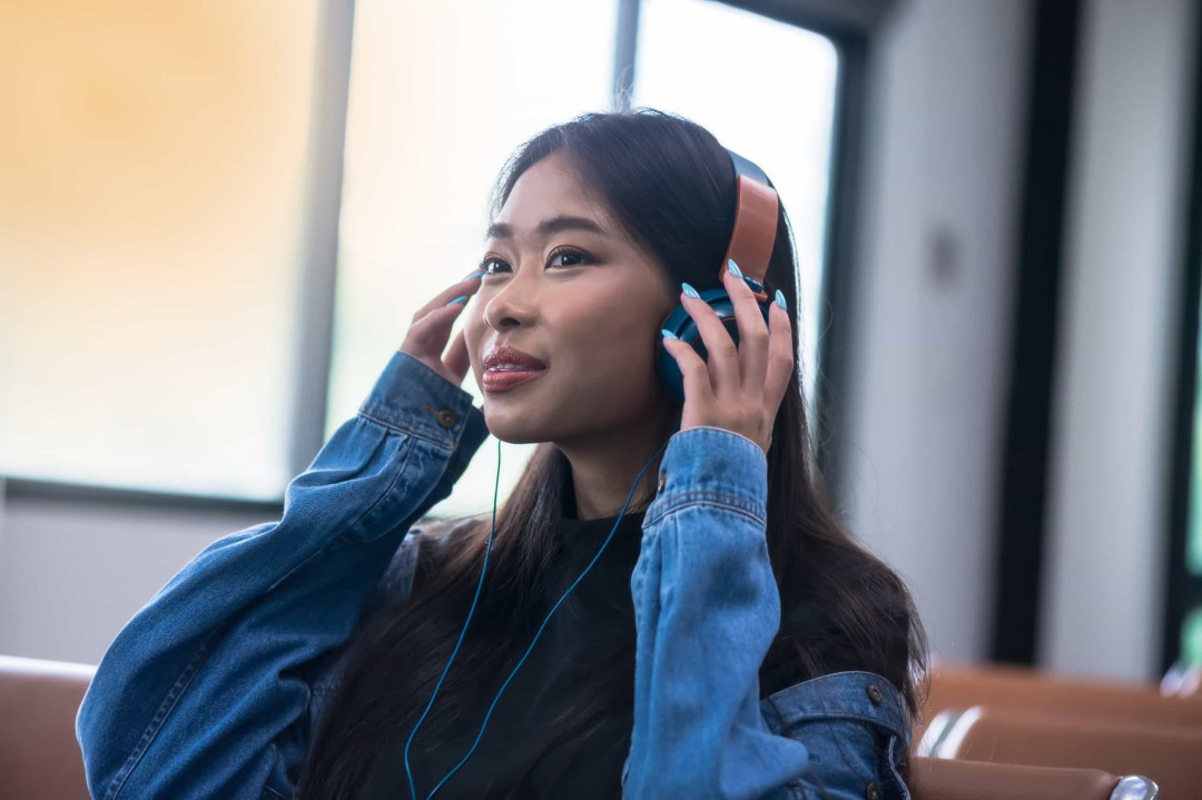 Bạn cũng có thể tranh thủ thưởng thức những bản nhạc yêu thích trong khi đang chờ đợi lên máy bay - Ảnh: Shutterstock