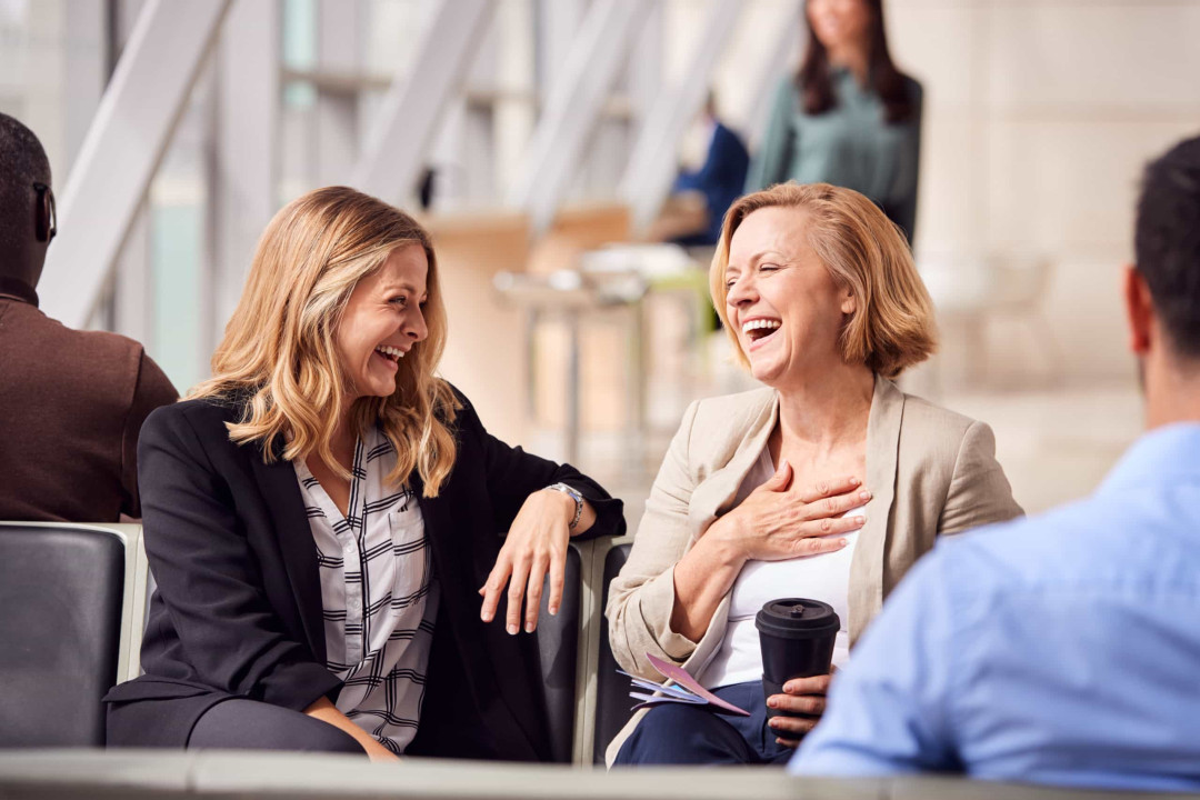 Làm quen với những người xung quanh mình ở sân bay - Ảnh: Shutterstock