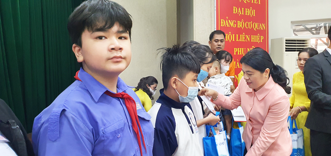Bà Nguyễn Trần Phượng Trân - Chủ tịch Hội LHPN TPHCM - tặng quà tết cho trẻ mồ côi do dịch COVID-19