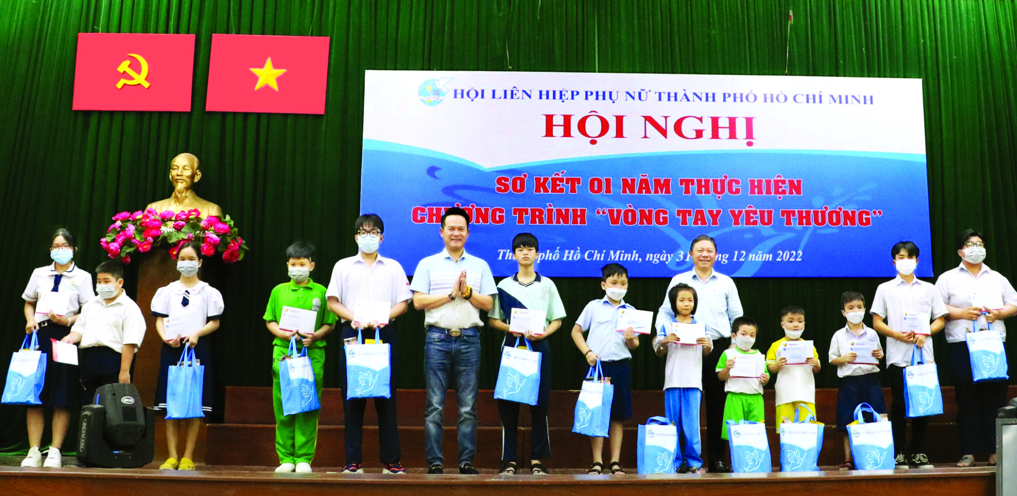 Phó chủ tịch UBND TPHCM Dương Anh Đức (giữa) và Chủ tịch Hội Doanh nhân trẻ Việt Nam Đặng Hồng Anh tặng quà cho trẻ em mồ côi tại hội nghị sơ kết 1 năm thực hiện chương trình “Vòng tay yêu thương” ẢNH: TRANG THƯ