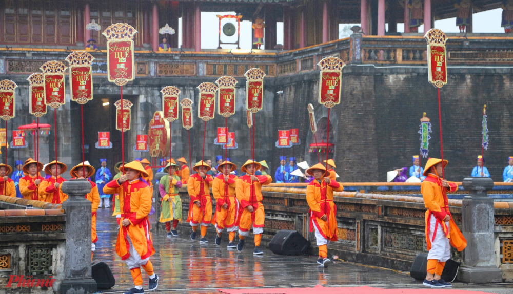 Sau khi nghi thức Tiến Lịch vào cung xong, nghi thức Ban lịch ở Ngọ Môn tiếp tục'....