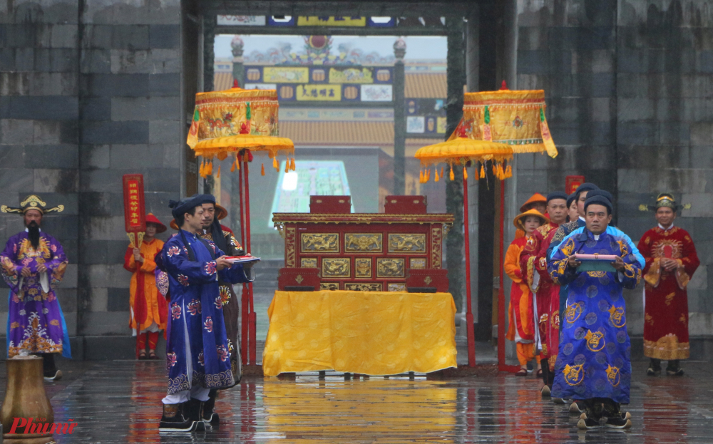 Lễ Ban sóc được tổ chức ở sân điện Thái Hòa, nhưng đến năm Tân Sửu 1841, vua Minh Mạng có chỉ dụ thực hiện ở Ngọ Môn.