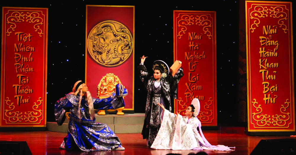 Các nghệ sĩ của gia tộc Minh Tơ biểu diễn tại chương trình kỷ niệm 100 năm sân khấu cải lương - Ảnh: Minh Khang