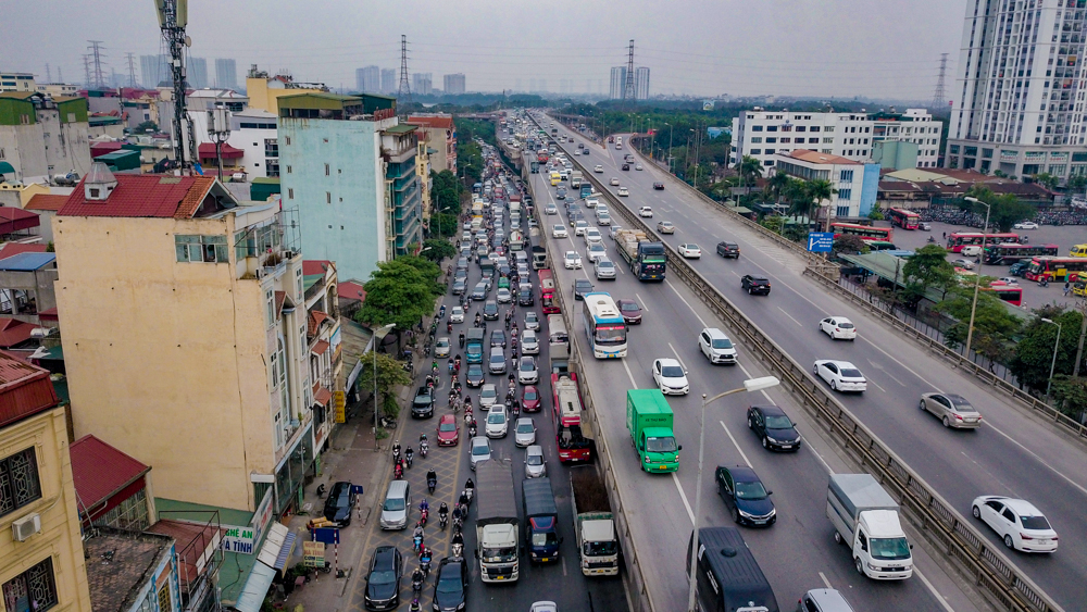 Đường vành đai 3 trên cao và dưới thấp, lượng phương tiện đông hơn ở chiều di chuyển vào trung tâm TP Hà Nội.