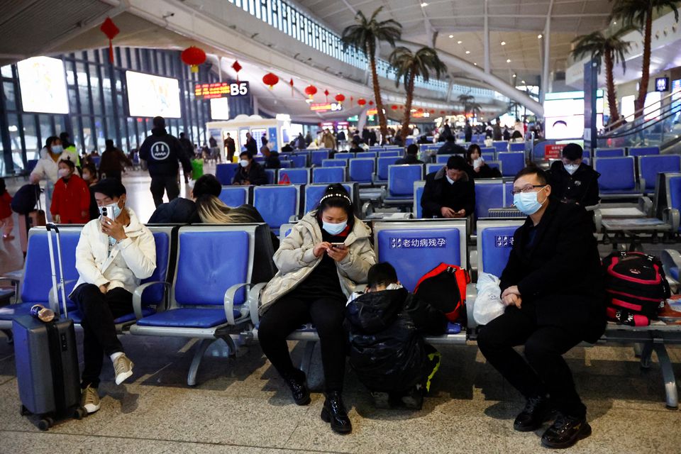 Hnah2 khách chờ đợi tại một nhà ga đường sắt, giữa lúc dịch bệnh coronavirus (COVID-19) bùng phát, ở Vũ Hán, tỉnh Hồ Bắc, Trung Quốc ngày 1 tháng 1