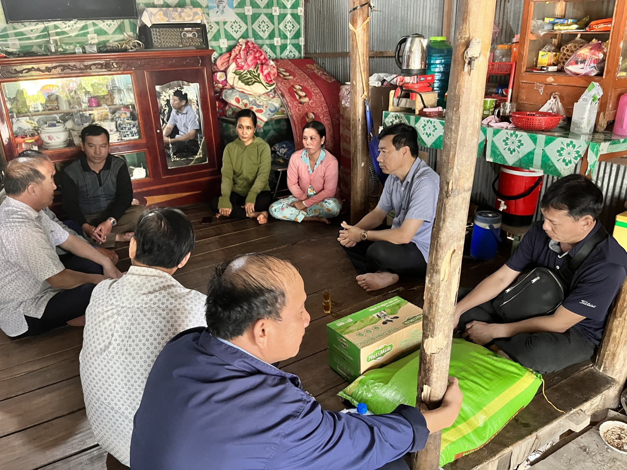 Lãnh đạo tỉnh Đồng Tháp thăm hỏi gia đình bé Nam