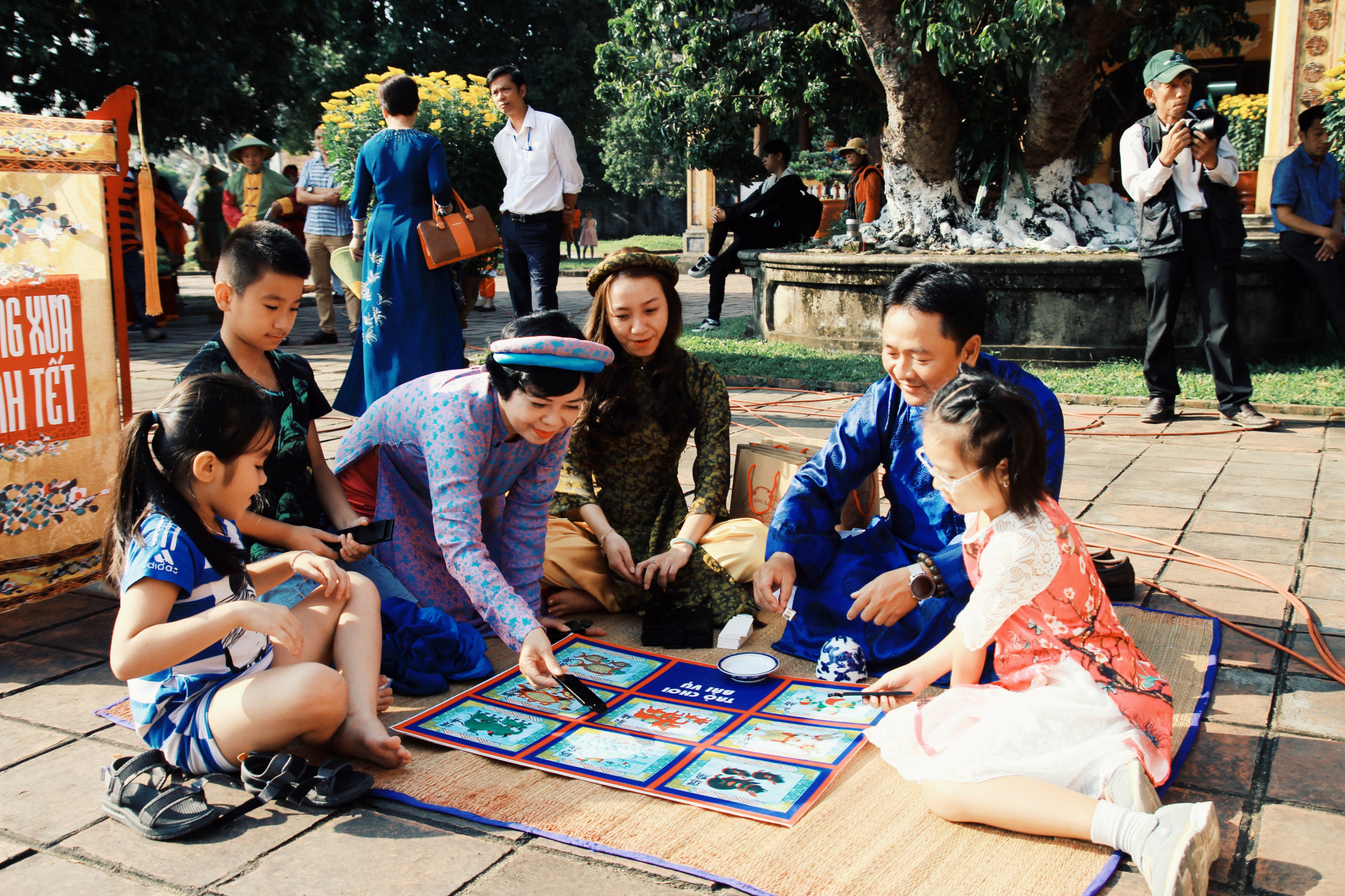 Vào hoàng cung chơi bài vụ cũng là một trong những nét đẹp văn hóa ngày Tết ở xứ Huế