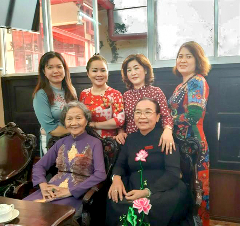 Má Hoa (ngồi hàng đầu, bên trái) chụp ảnh lưu niệm cùng các cán bộ hội  ở quận Bình Thạnh