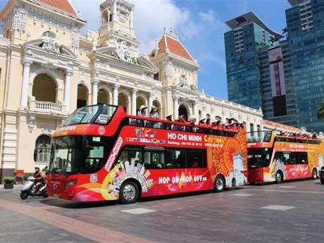 Xe buýt du lịch tại Thành phố Hồ Chí Minh. (Ảnh: Mỹ Phương/TTXVN)