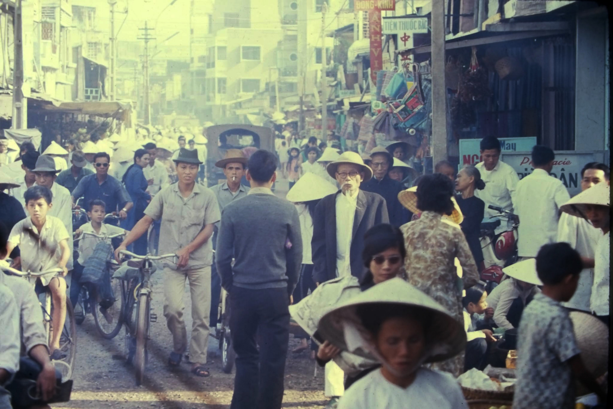 Chợ Tết Ông Tạ trước năm 1975. Ảnh tư liệu từ sách