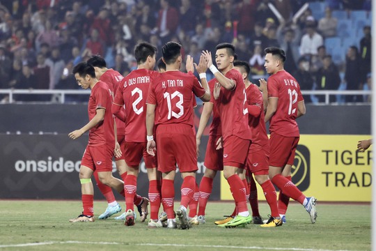 Các cầu thủ Việt Nam ăn mừng sau bàn mở tỉ số - Ảnh: NLĐ