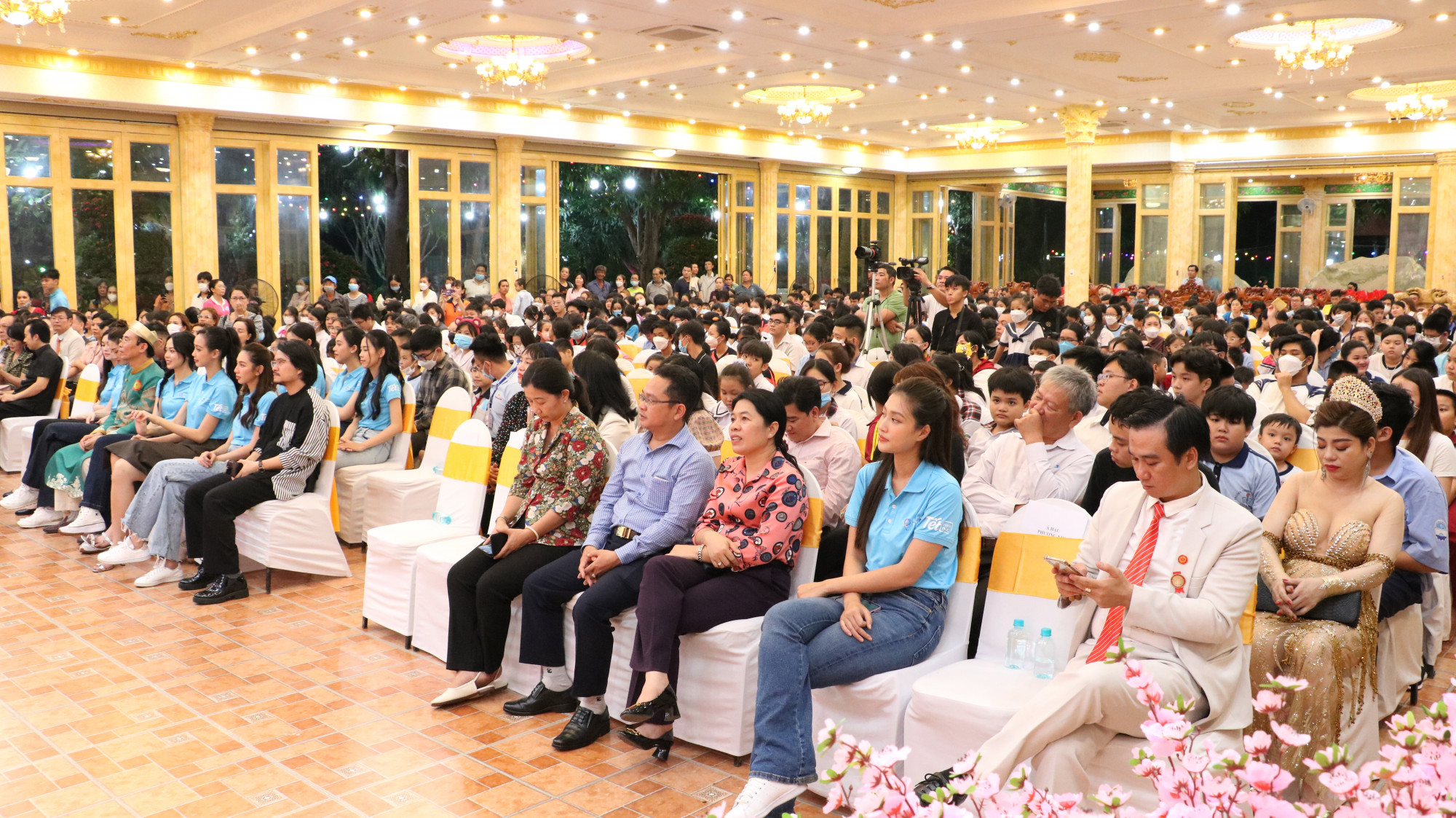 500 trẻ em mồ côi cùng các bật phụ huynh đã đến tham dự chương trình