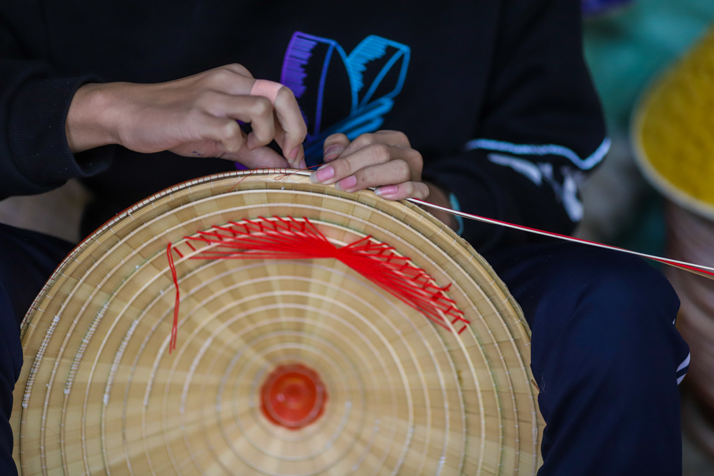 Theo nghệ nhân Tuy, trước đây, trẻ em làng Chuông ai cũng biết làm nón. Một đứa trẻ làng Chuông từ 5,6 tuổi đã có thể học cách làm nón thành thạo. Đến nay, trẻ em của làng có khi học từ nhỏ cho đến hết cấp 3 mới có thể tự hoàn thiện được một chiếc nón.