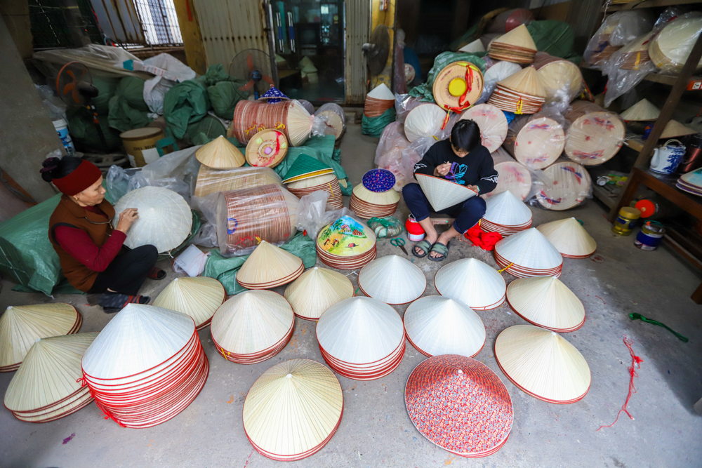 Cùng với tháng Giêng và tháng 9 âm lịch, hiện nay đang là một trong những thời điểm quan trọng của người làng Chuông trong việc sản xuất và trả hàng nóng truyền thống.