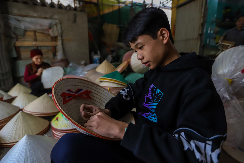 Theo tư liệu 'Làng nghề, phố nghề Thăng Long - Hà Nội trên đường phát triển' của Nhà xuất bản Hà Nội, làng Chuông có nghề làm nón truyền thống từ thế kỷ XV. Hiện nay, nón làng Chuông vẫn là một sản phẩm kì công và nhận được sự ủng hộ của người dùng trong cả nước và đã xuất khẩu sang các nước khác.