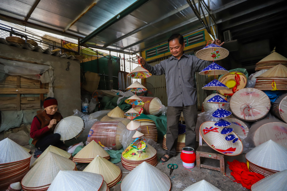 Trải qua 6 thế kỷ tồn tại, làng Chuông Hà Nội là nơi cung ứng các sản phẩm nón cổ truyền như nón quai thao, nón lá giá ghép sống. Trong đó, quai thao sử dụng cho người lớn tuổi đội đi chùa. Còn nón lá già ghép sống phục vụ cho người nông dân làm công việc đồng áng.
